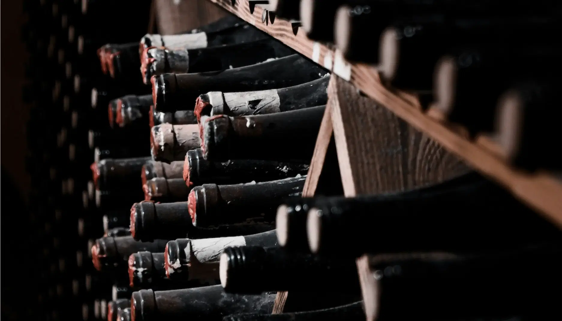 Alte Weinflaschen lagernd in Weinregal