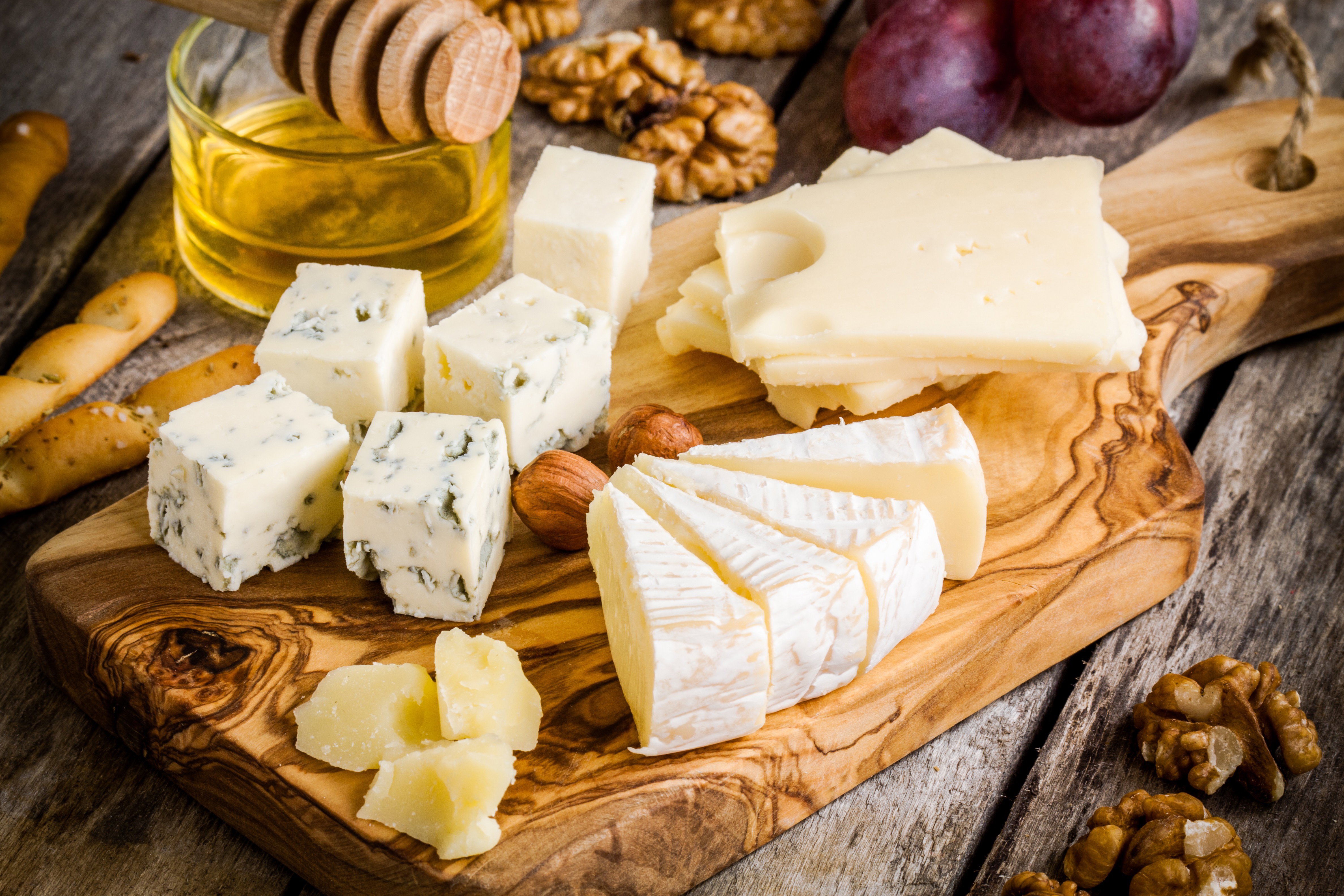 mix-cheese-emmental-camembert-parmesan-blue-cheese-PFC59X8