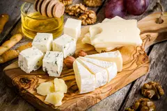 mix-cheese-emmental-camembert-parmesan-blue-cheese-PFC59X8