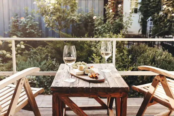 2-glasses-wine-on-small-balcony