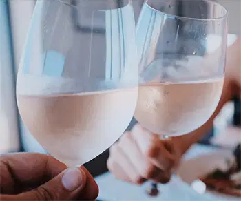 Von Kälte beschlagene Weingläser mit Roséwein
