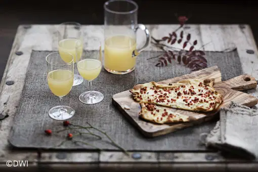 Gläser mit Federweißer und Flammkuchen