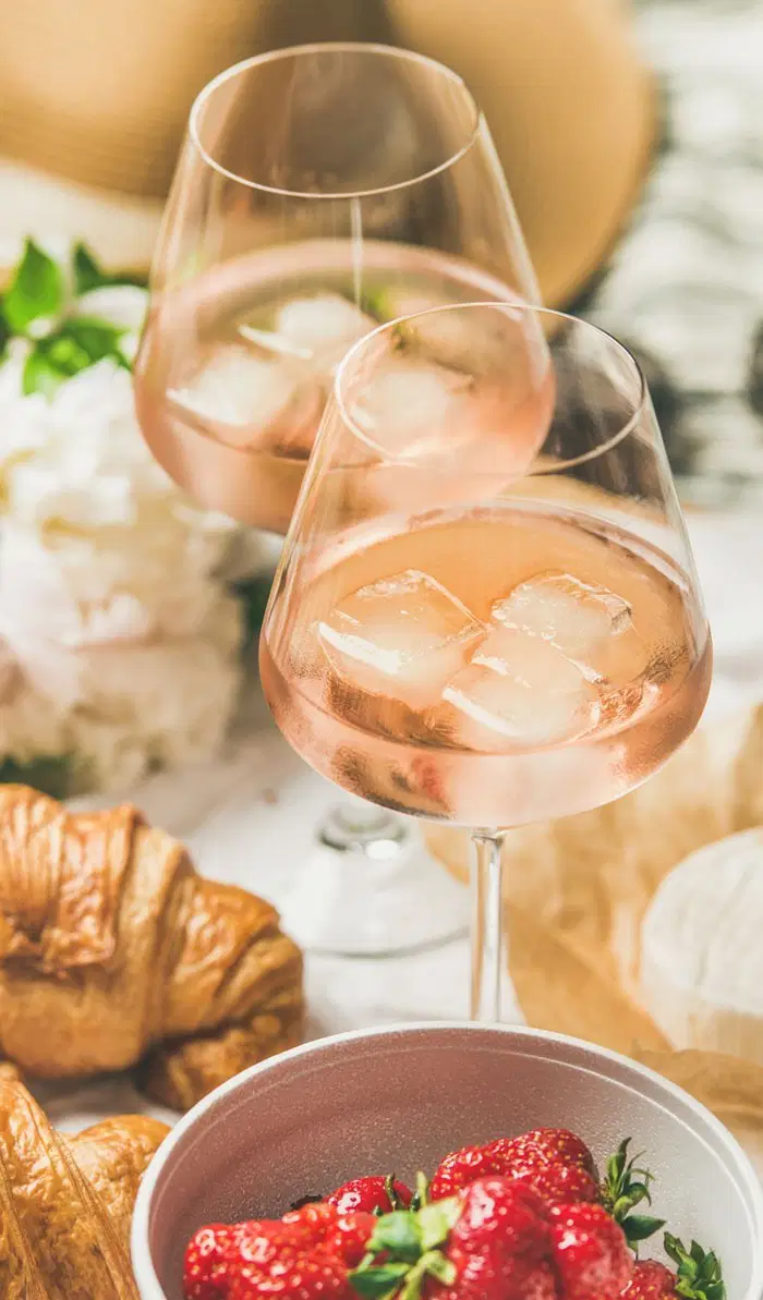 Gläser Roséwein mit Eis