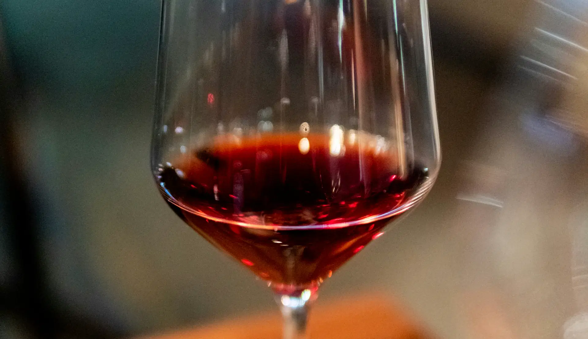 Weinglas mit Rotwein